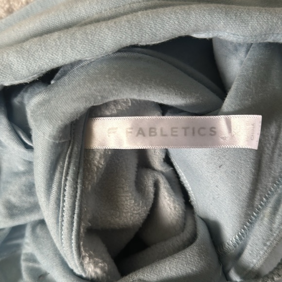 Super cute baby blue sleeveless hoodie from Fabletics. Super soft size xs - Picture 2 of 4
